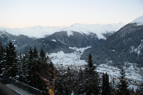 Sicht auf Davos von Schatzalp aus in der Licht des Sonnenuntergans.